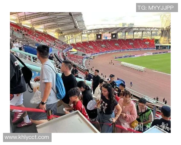 激情四溢的足球决赛揭幕战即将打响球迷期待巅峰对决的精彩瞬间